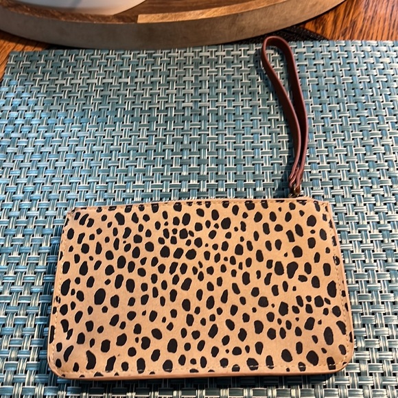 Universal Thread Goods Co - Leopard Wrislet - Picture 2 of 4